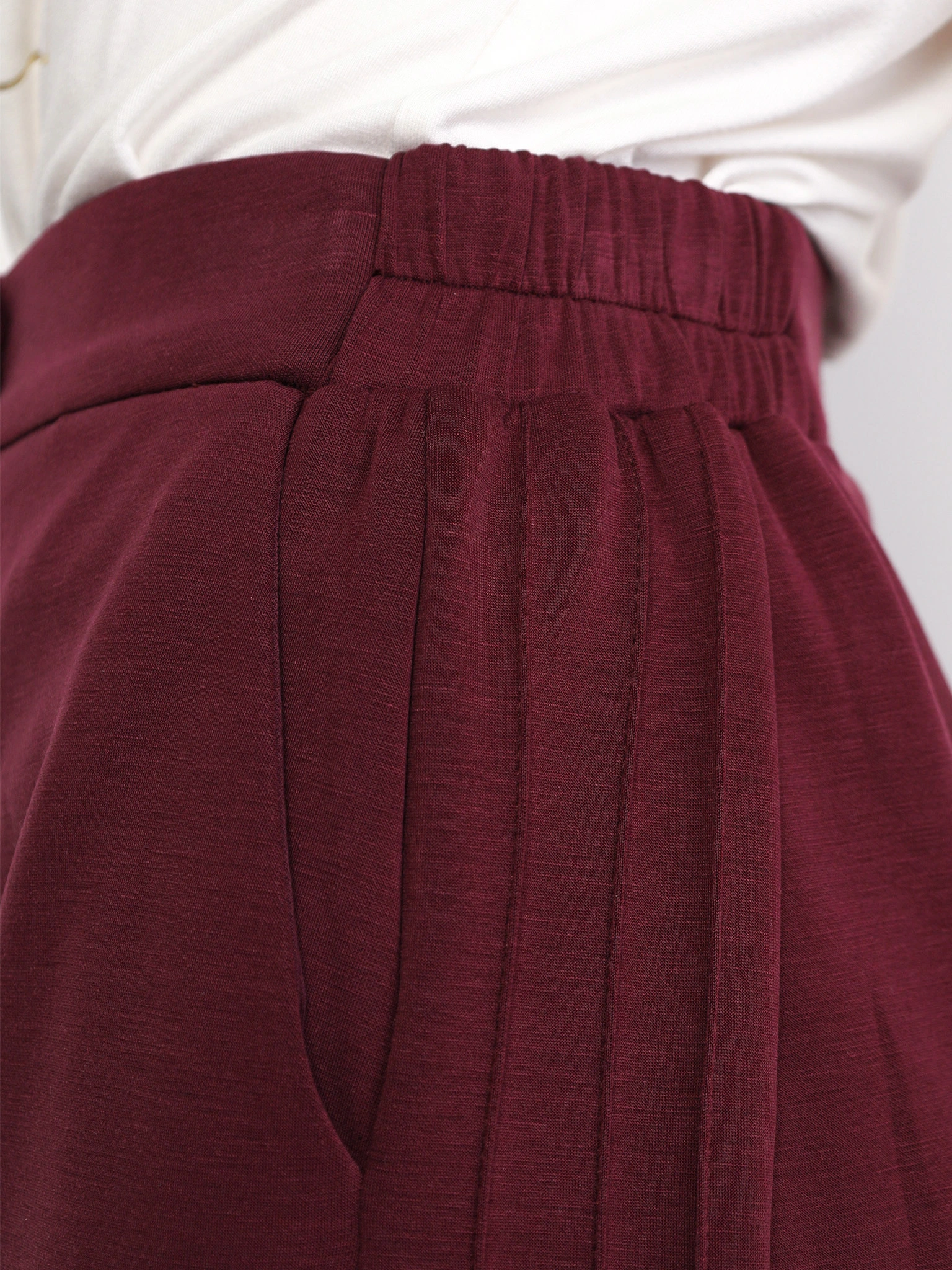 Юбка бордового цвета с эластичным поясом